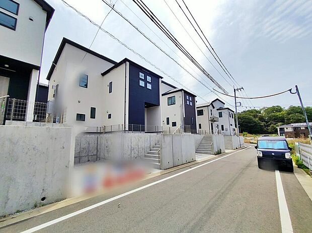 【前面道路含む現地写真】南、西、北側6m公道☆お車の出し入れもラクラク♪
スーパーまで徒歩7分！小学校まで徒歩9分♪子育て世代にも住環境◎