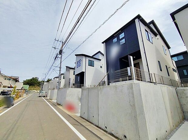 【前面道路含む現地写真】一戸建ての大きなメリットは、「自分の土地」を自由に使えること。好きなペットが飼えるほか、ガーデニングやＤＩＹ、車やバイクの手入れなど様々な趣味を楽しめます♪