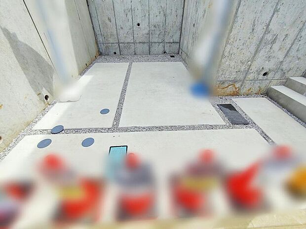【駐車場(4号棟)】嬉しいコンクリート仕上げのカースペース。雨の日も足元を気にせず外出できます。