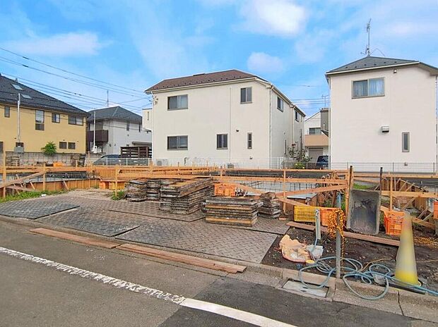 【【現地外観写真】B号棟】ひとたび扉を開けばそこに待っているのは上質な空間とマイホームでの新生活をイメージさせる優雅なひととき。「この家なら…」ではなく「ここに住みたい♪」と思う感動をお届けいたします。