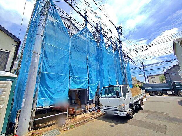 【現地外観写真】E号棟ひとたび扉を開けばそこに待っているのは上質な空間とマイホームでの新生活をイメージさせる優雅なひととき。「この家なら…」ではなく「ここに住みたい♪」と思う感動をお届けいたします。