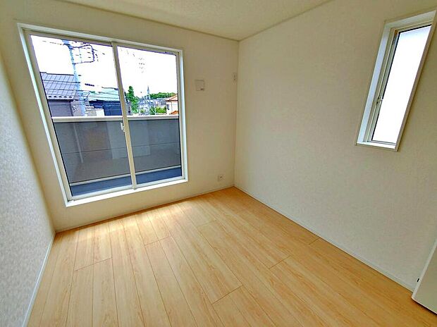【リビング以外の居室】光が差し込む室内には、穏やかな時間が流れます。休日には、落ち着いた空間で自分の趣味を楽しむのはいかがですか。