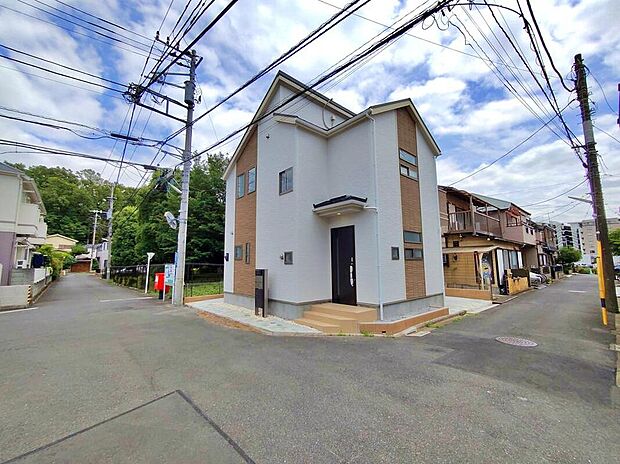 【【前面道路含む現地写真】】住環境良好な人気の低層住居専用地域に立地しております。守られた環境は、お子様との暮らしにもおすすめです。