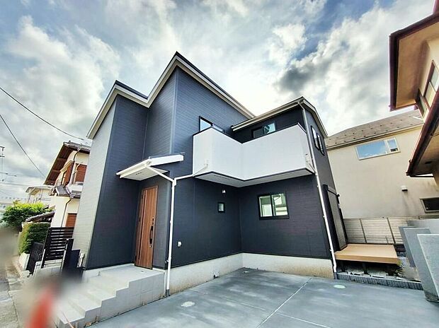 【現地外観写真】一戸建ての大きなメリットは、「自分の土地」を自由に使えること。好きなペットが飼えるほか、ガーデニングやＤＩＹ、車やバイクの手入れなど様々な趣味を楽しめます♪