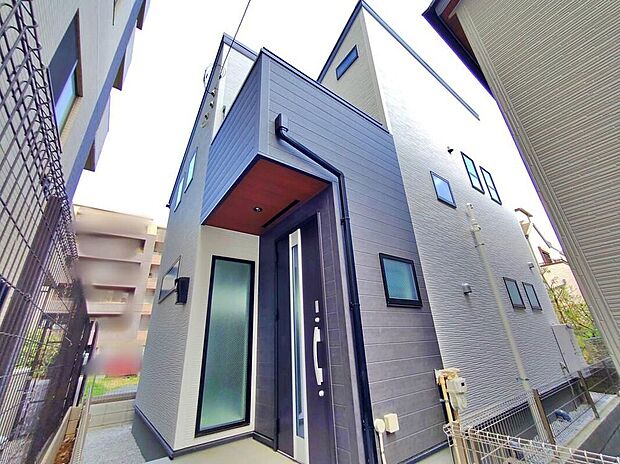 【現地外観写真】（２号棟）ＪＲ南武線「谷保」駅まで徒歩10分♪周辺は静かで落ち着いた雰囲気の住宅街です。交通量も少なく、穏やかで快適にお過ごし頂けそうです。