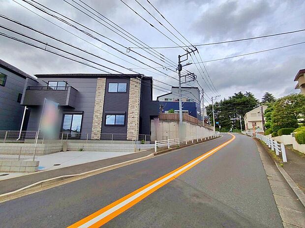 【前面道路含む現地写真】約9.3ｍの広い前面道路♪お車の出し入れもスムーズです◎SOCOLA若葉台まで徒歩10分☆