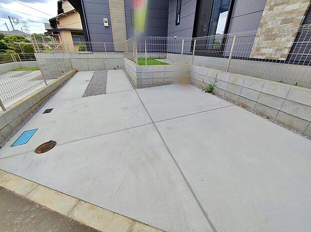 【駐車場(１号棟)】一戸建ては都心部などの物件を除き、駐車スペース付きの物件が一般的。玄関と駐車スペースとの行き来もしやすく、天候が悪い日などに便利。