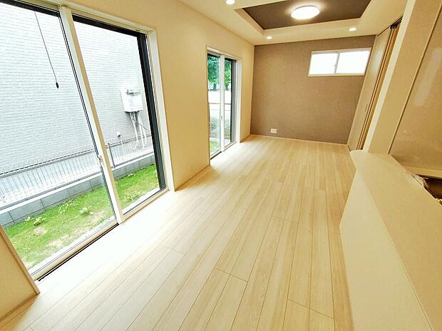 【リビング(6号棟)】広々とした開放感あふれるリビングです。ゆったり寛げる充分な広さがございますので、ご家族でインテリアのレイアウトを考えるのも楽しみになりそうです。