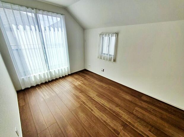 【リビング以外の居室】2面採光を確保した明るい室内は、風通しも良く、大変居心地の良い空間となっております。爽やかな風を感じて起きる朝は、快適生活の始まりに！