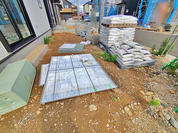 【駐車場】一戸建ては都心部などの物件を除き、駐車スペース付きの物件が一般的。玄関と駐車スペースとの行き来もしやすく、天候が悪い日などに便利。