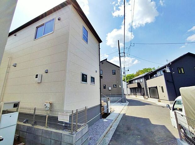【前面道路含む現地写真】（5号棟）気になった物件すぐにご見学対応させていただきます♪平日・お仕事帰りなど、いつでもご案内可能です♪周辺環境と併せて、実際に現地をご確認ください♪