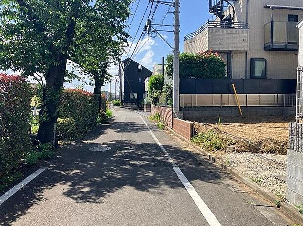 【前面道路含む現地写真】お住まいから徒歩1分で多摩川の遊歩道にでられるのもこの立地の魅力です！季節を感じながら散歩やランニング、サイクリングなどをするのも素敵ですね♪