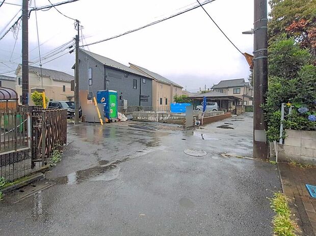 【前面道路含む現地写真】セブンイレブン・いなげやまで徒歩2分！マツモトキヨシまで徒歩3分など、周辺お買い物施設が充実した、生活便利な立地です♪