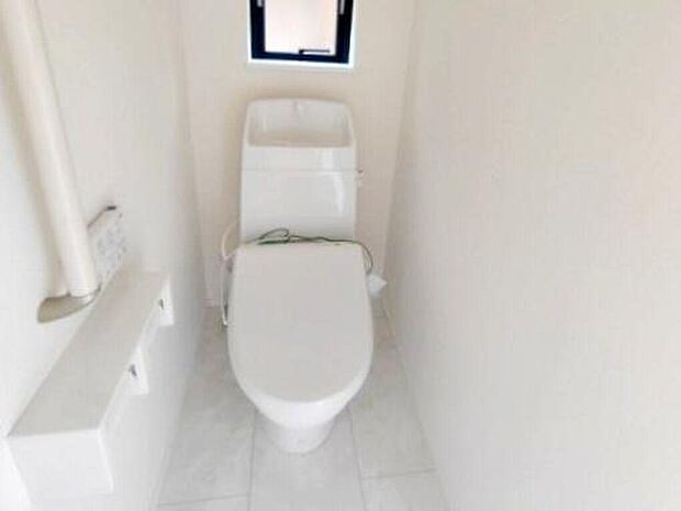 【トイレ】トイレスペースが１・２階にございますので、朝の混雑時に家族が分散して使用できます。またゲスト用・家族用と分けることも出来ますよ。