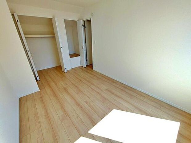 【～Room～A号棟】全居室に収納を完備しておりますので、居室の全空間を有効活用出来ます。自分好みのお部屋で、ゆったりお寛ぎ頂けます。