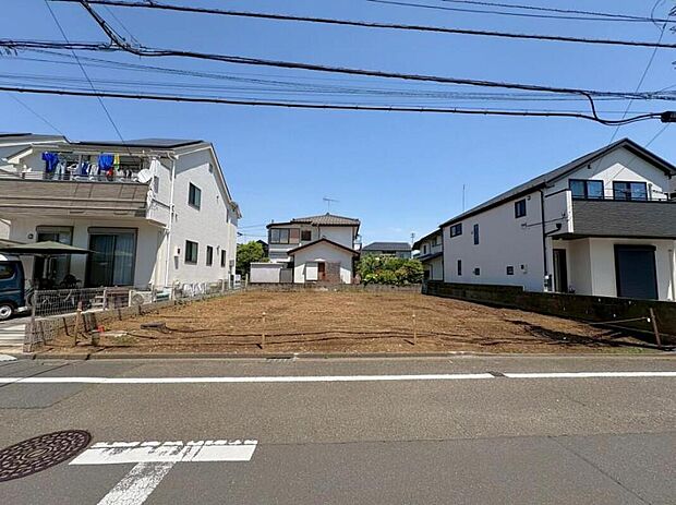 【現地外観写真】落ち着いた住環境で心安らぐ低層住宅地。周辺に高い建物が無く、空が広く大きく感じられます。