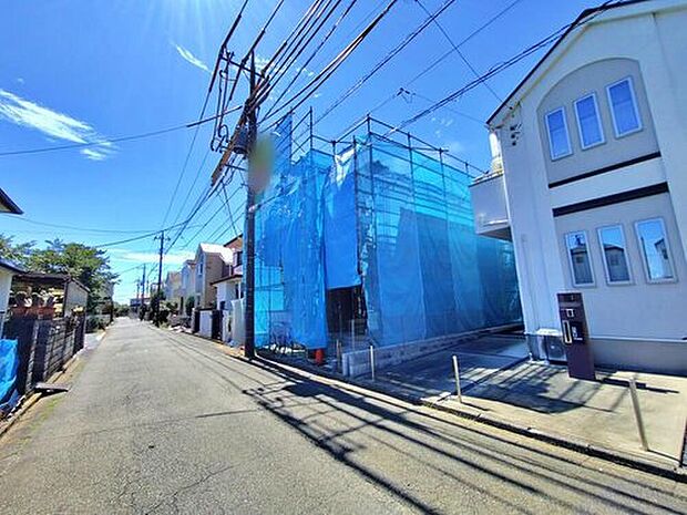 【【前面道路含む現地写真】】周辺はコンビニ・ドラッグストア・スーパーなどが生活に欠かせない環境が徒歩圏内に複数揃う、利便性の良い立地です♪