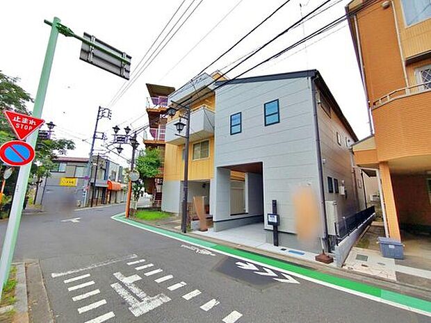 【【前面道路含む現地写真】】毎日のお買い物に便利なスーパー・コンビニ・ドラッグストアが徒歩10分♪小学校まで徒歩10分とお子様にも安心ですね☆