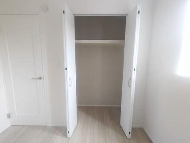 【収納】全居室に収納を完備しておりますので、居室の全空間を有効活用出来ます。自分好みのお部屋で、ゆったりお寛ぎ頂けます。収納も多く住みやすい邸宅です♪ご家族での生活に寄り添う設計となっております。