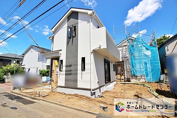 【【前面道路含む現地写真】】前面道路は車通りも少なく、駐車が苦手なかたでも安心です。