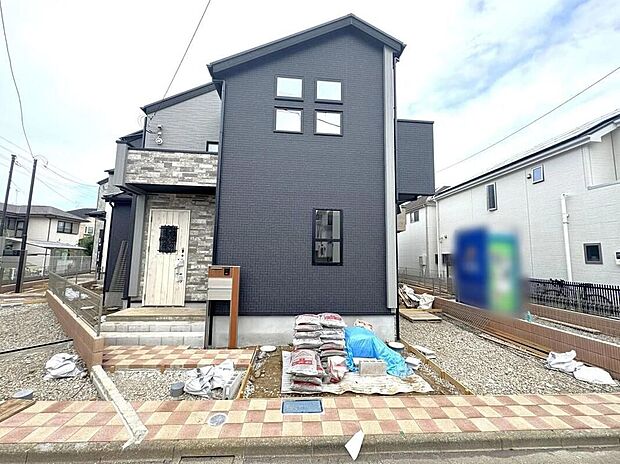 【現地外観写真】(2号棟)ひとたび扉を開けばそこに待っているのは上質な空間とマイホームでの新生活をイメージさせる優雅なひととき。「ここに住みたい♪」と思う感動をお届けいたします。