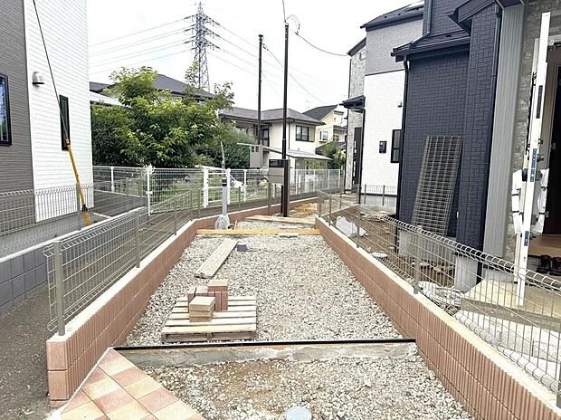 【駐車場】(1号棟)カースペースはコンクリート仕上げで、雨の日も足元を気にせず外出できます。お車から玄関までの距離が近いので、たくさんお買い物をした日も安心です♪