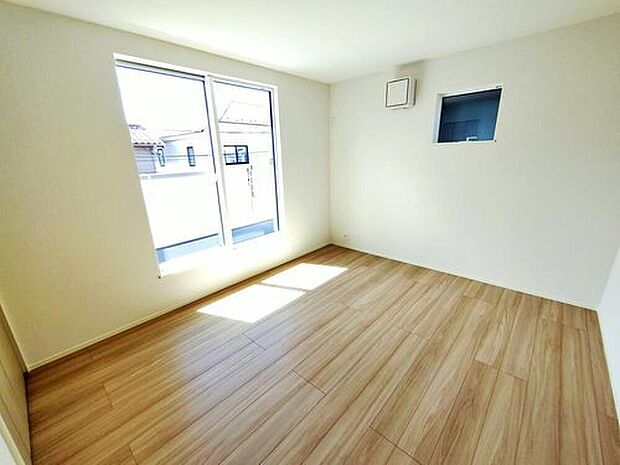 【【リビング以外の居室】】光が差し込む室内には、穏やかな時間が流れます。休日には、落ち着いた空間で自分の趣味を楽しむのはいかがですか。