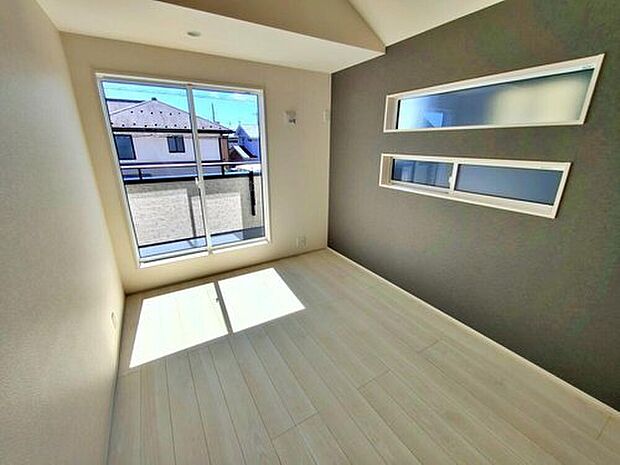 【リビング以外の居室】2号棟
2面採光を確保した明るい室内は、風通しも良く、大変居心地の良い空間となっております。爽やかな風を感じて起きる朝は、快適生活の始まりに!