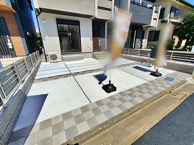 【【駐車場】2号棟】一戸建ては都心部などの物件を除き、駐車スペース付きの物件が一般的。玄関と駐車スペースとの行き来もしやすく、天候が悪い日などに便利です。