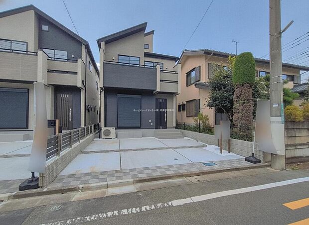 【【現地外観写真】】3号棟
ひとたび扉を開けばそこに待っているのは上質な空間とマイホームでの新生活をイメージさせる優雅なひととき。「この家なら…」ではなく「ここに住みたい♪」と思う感動をお届けいたします。