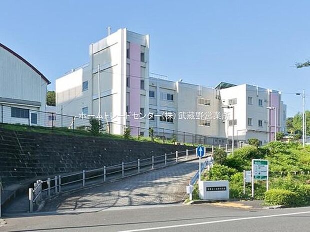 多摩市立愛和小学校(約500m)