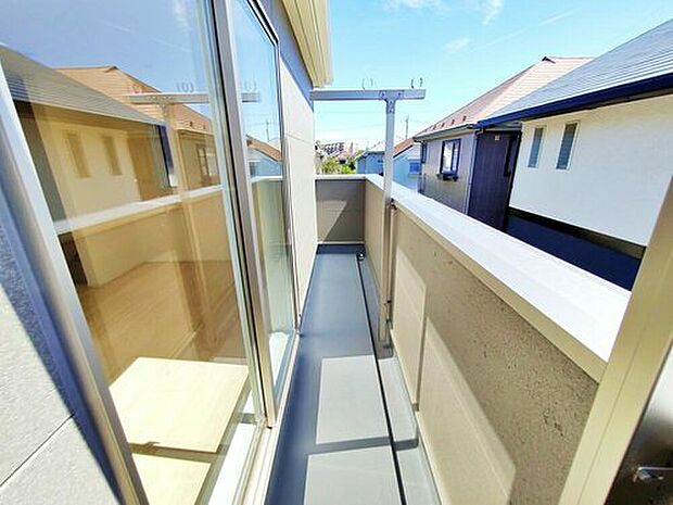 【【バルコニー】4号棟】バルコニーは、洗濯物や布団を干すだけでなく、暖かな陽射しや爽やかな風を存分に取り込み、お部屋に解放感をもたらします☆