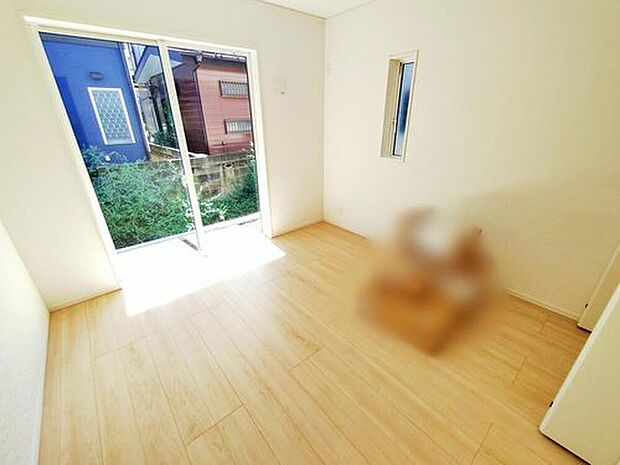 【【リビング以外の居室】4号棟】2面採光を確保した明るい室内は、風通しも良く、大変居心地の良い空間となっております。爽やかな風を感じて起きる朝は、快適生活の始まりに!