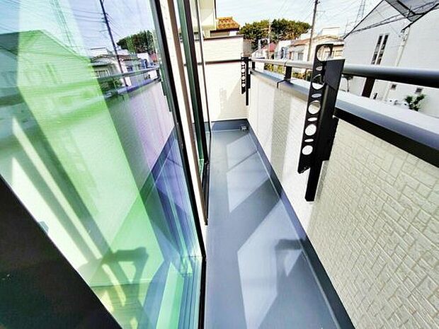 【~Balcony~A号棟】バルコニーは、洗濯物や布団を干すだけでなく、暖かな陽射しや爽やかな風を存分に取り込み、お部屋に解放感をもたらします☆幅が広めのバルコニーなので家事もしやすいですね♪