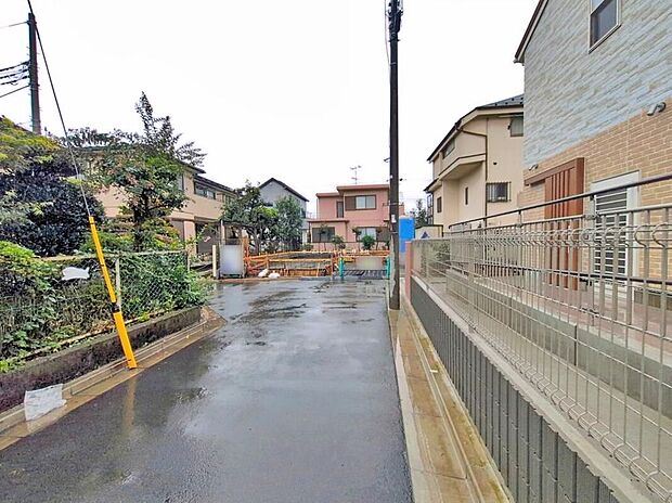 【前面道路含む現地写真】小平第十一小学校まで徒歩9分と近く、お子様を近くで見守れる環境です。バタバタしがちな朝も、余裕をもって支度出来ますね♪