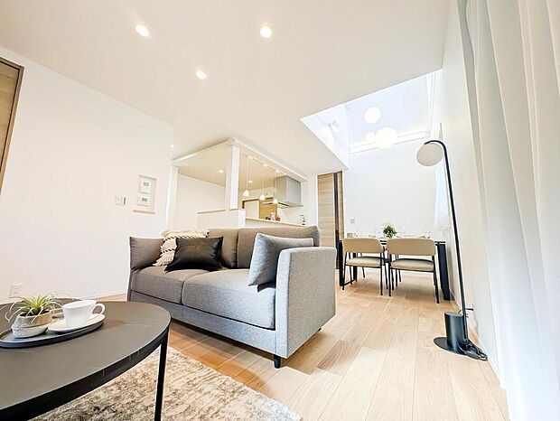 陽光差し込む明るいリビング♪広々とした開放感あふれるLDKはゆったり寛げる充分な広さがございますので、ご家族でインテリアのレイアウトを考えるのも楽しみになりそうです。大きめのソファも置けますね♪