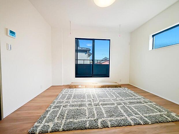 充分な広さの収納を備え、風通しも良く、大変居心地の良い採光良好な洋室は、快適空間。プライベートの時間もゆったりお寛ぎ頂けそうですね！