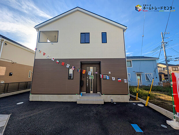 嬉しい仕様がたくさん！
浴室乾燥機、水廻り集中設計、リビングイン階段、洋風和室、ホール収納、防犯カメラ、インナーバルコニー、駐車2台可能（車種による）等！