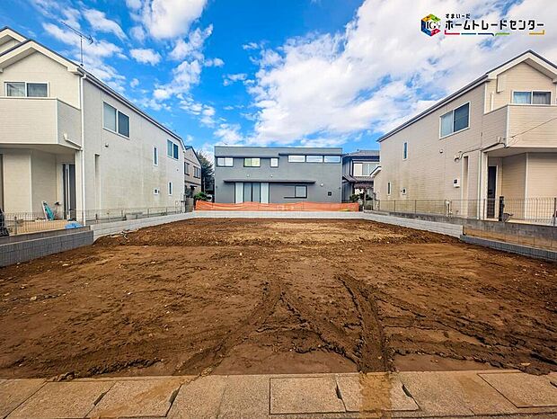 嬉しい仕様設備♪
南向き、全洋室、リビングイン階段、ファミリークローゼット、WIC、SIC、2階ホール物入、南面バルコニー、駐車2台可能等♪