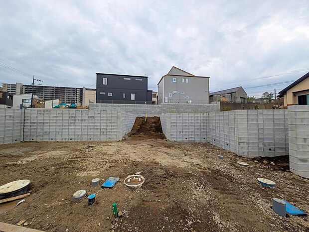 嬉しい仕様・設備がたくさん！
浴室乾燥機、水廻り集中設計、リビングイン階段、和洋室、WIC、SC、リビング収納、2階ホール物入、床下収納、ワイドバルコニー、庭、駐車2台可能等！