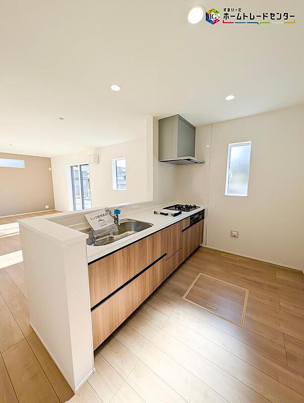 人気の対面式キッチン♪お食事の準備をしながらでもご家族とのコミュニケーションを楽しめます♪お子様のお手伝いも増えそうですね♪