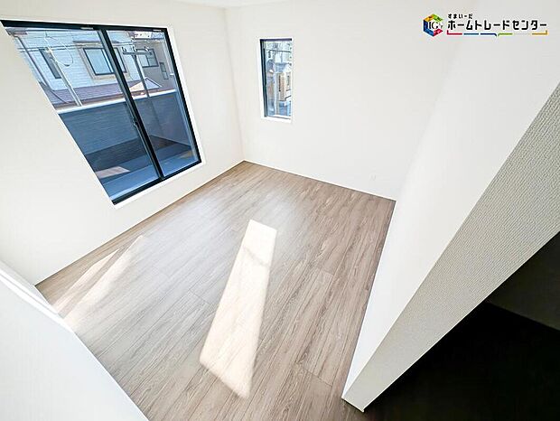 お陽さまの光をさわやかな風をたっぷりとりこめます。室内はいつも明るい印象なので気持ちの良い朝を迎えられます。毎日の生活も明るくなりそう。