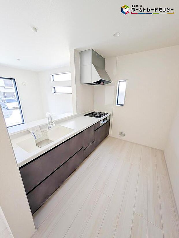 人気の対面式キッチン♪
お食事の準備をしながらでもご家族とのコミュニケーションを楽しめます♪お子様のお手伝いも増えそうですね♪