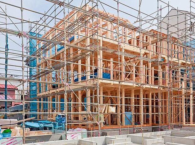 柱、梁などの「軸組み」で構造体を作り上げています。接合部には、金物・筋かいなどで補強を行いより強度を高め、木材はプレカットにより品質のバラツキを防ぎ、安定した品質の住宅を供給しています。