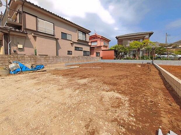 嬉しい仕様がたくさん！
浴室乾燥機、全洋室、水廻り集中設計、ランドリーリーム、パウダールーム、リビング収納、ホール物入、人感センサー付きライト、南面ワイドバルコニー、駐車2～3台可能等♪