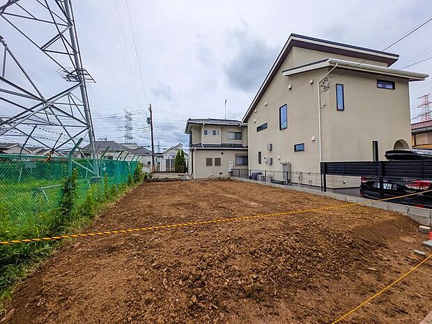 嬉しい仕様がたくさん！浴室乾燥機、全洋室、キッチン横可動棚、階段下収納、宅配BOX、駐車2台可能（車種による）等♪