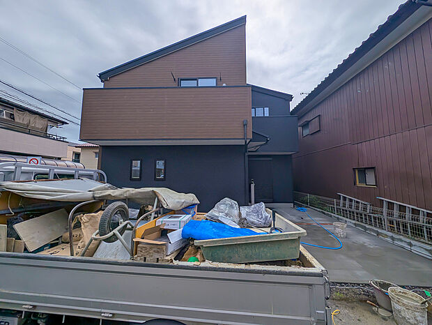 嬉しい設備仕様♪
角地、浴室乾燥機、サービスルーム、WIC、リビング収納、ホール物入、床下収納、バルコニー2ヶ所、1階雨戸シャッター、駐車2台可能等♪