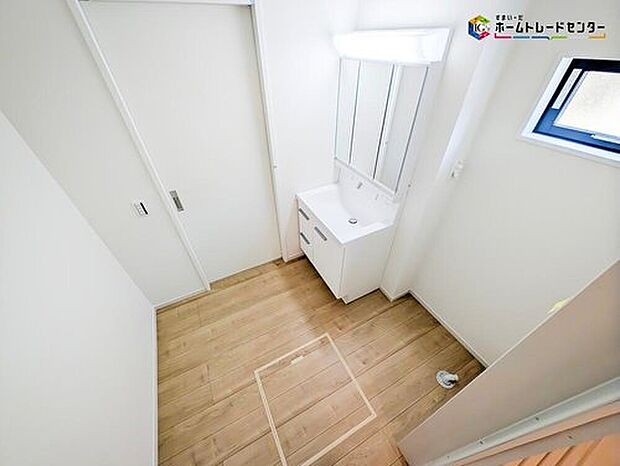 【洗面台・洗面所】散らかりがちな洗面台も三面鏡の後ろの収納でスッキリ♪
三面鏡の後ろ以外にも収納がございますので、ちょっとした生活用品等の収納もできます!