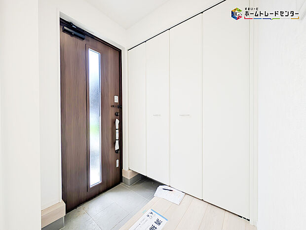 【玄関】明るく清潔感のある玄関でお客様を迎えるスペースをパッと明るい印象に!大容量の収納力で大家族の履物もすっきり収納できます♪ウッドテイストの玄関ドアがお洒落です。