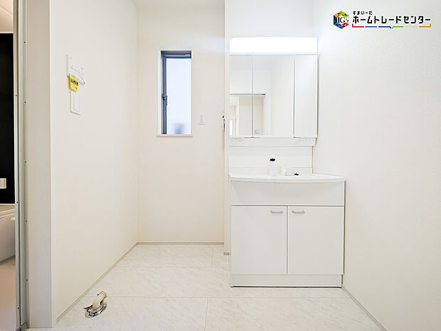 【洗面】白を基調とした爽やかなサニタリースペース。清潔感のある快適空間です。毎日の身支度も気持ち良くお使い頂けます!!高級感があり毎日の身だしなみも気分が上がりますね♪